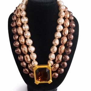 Vintage Elegant Triple-Strand Pearl Necklace with Gold Accent
